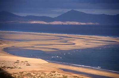 Playa de Sotavento bei Ebbe mehrere hundert Meter breit - Fuerteventura